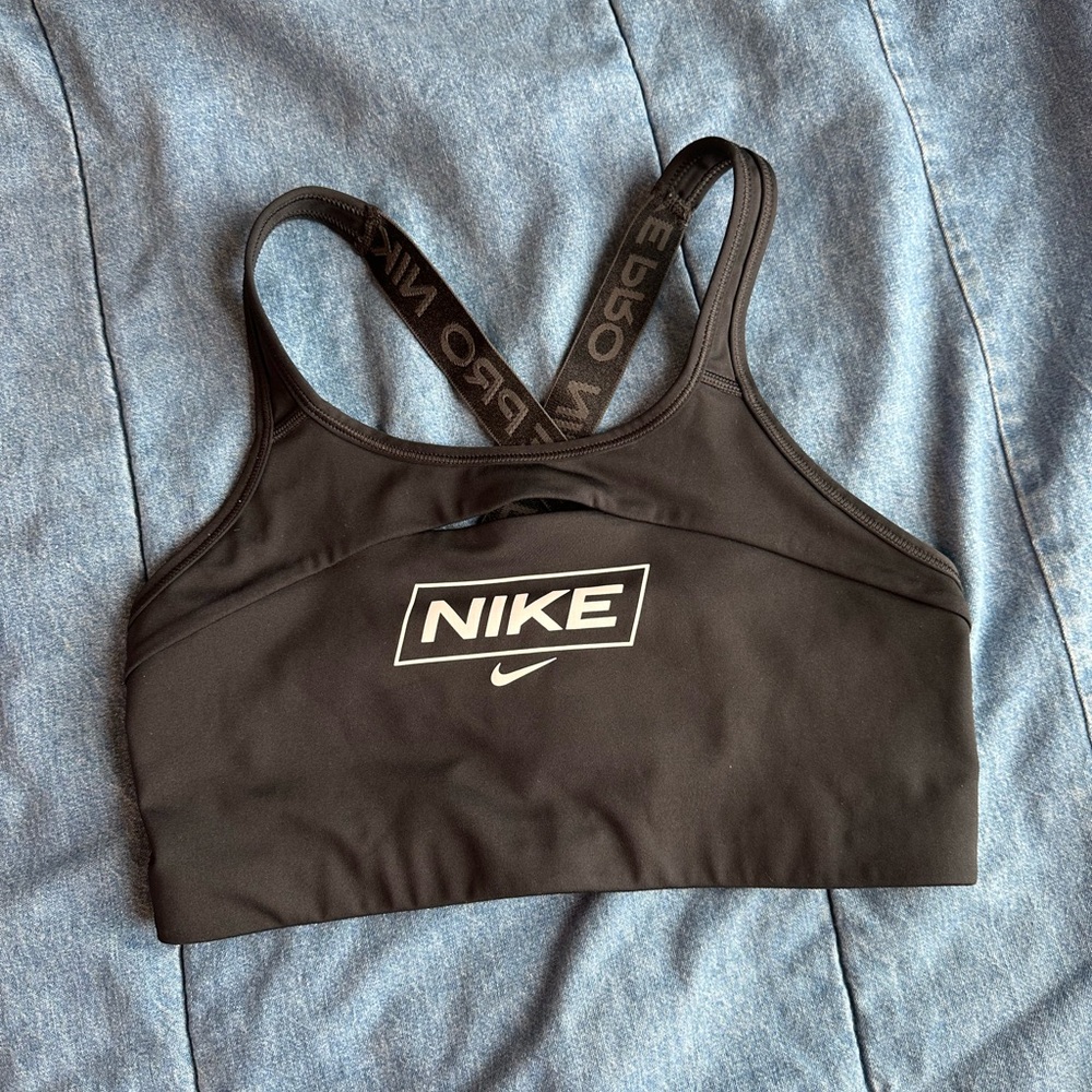 Nike pro women’s size medium black sports bra